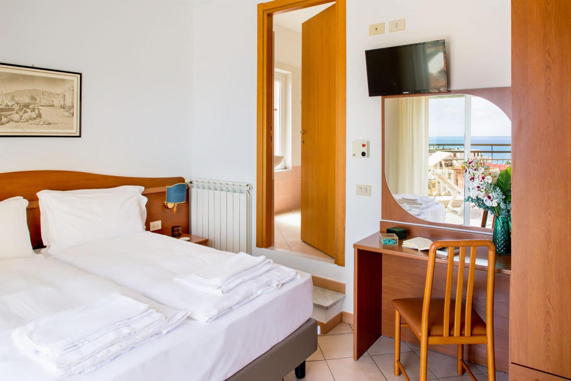 Hotel Tritone 莱圭利亚 外观 照片