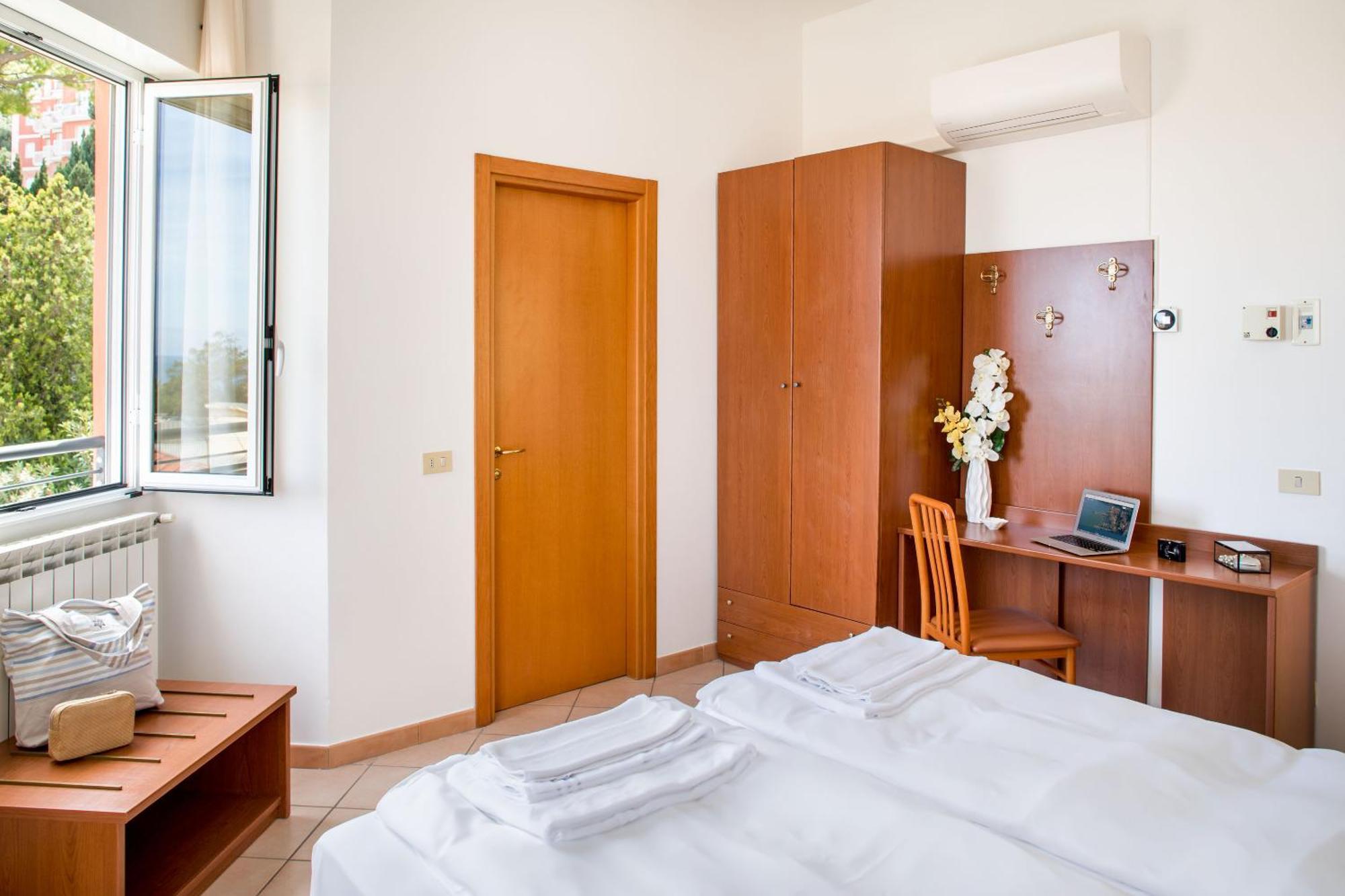 Hotel Tritone 莱圭利亚 外观 照片