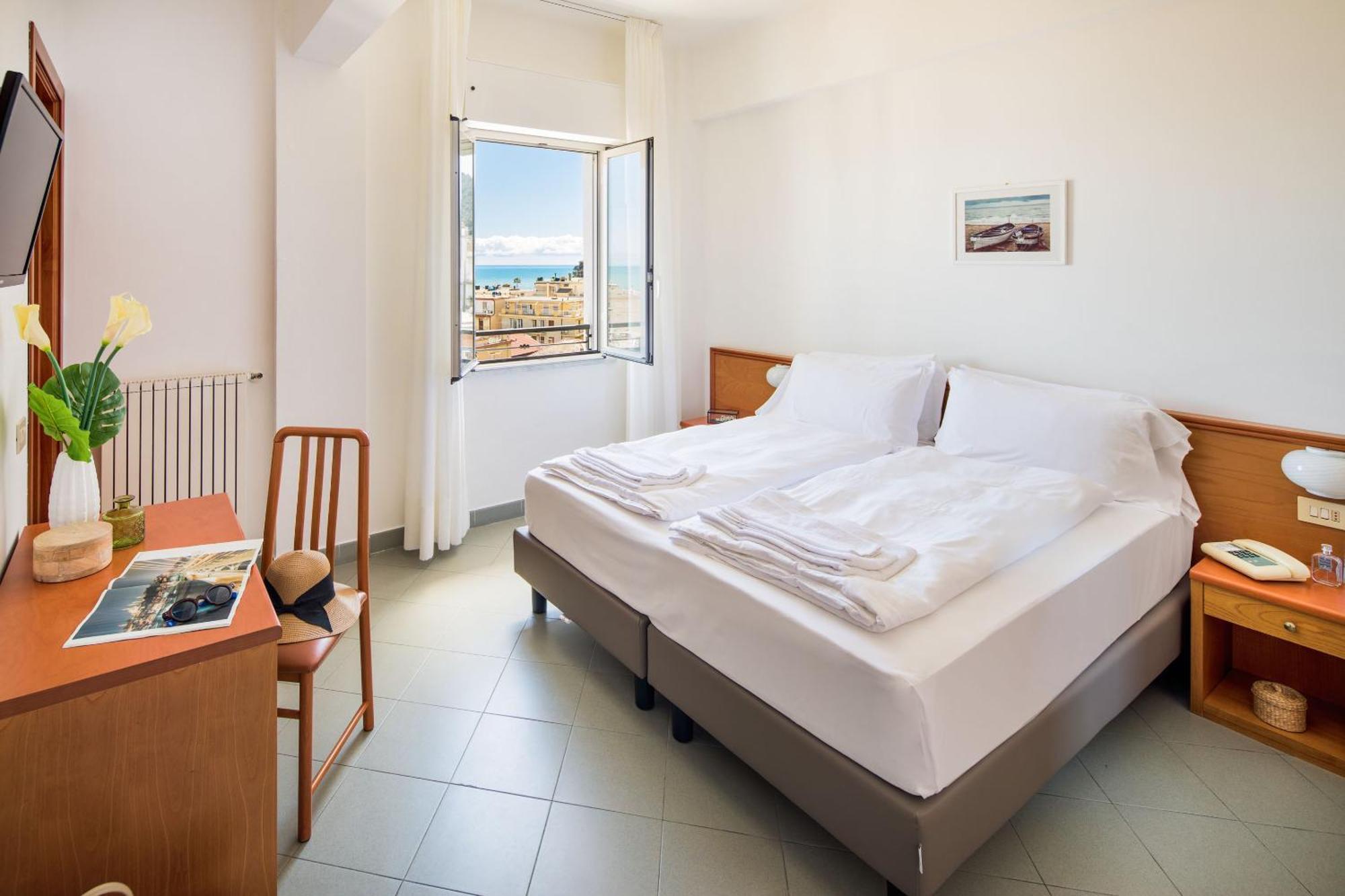 Hotel Tritone 莱圭利亚 外观 照片